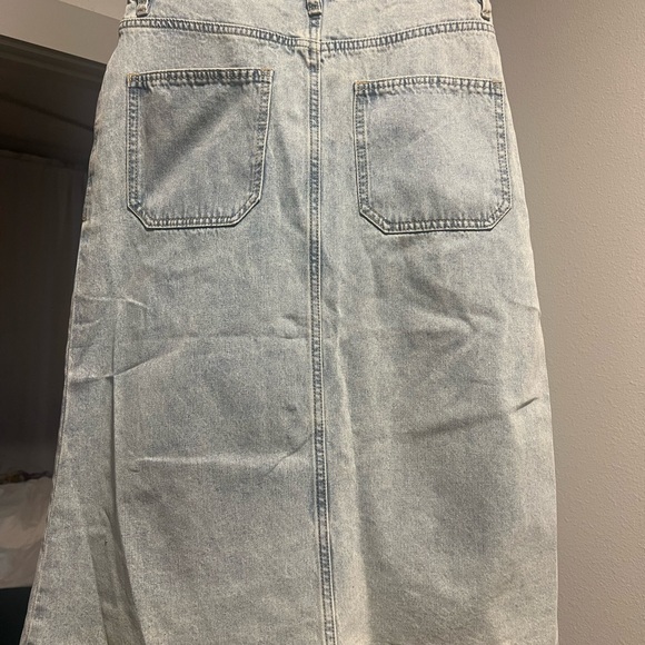 Light Wash Denim Midi Skirt Size 8 - with buttons and slit. NEW WITH TAGS - Picture 4 of 5